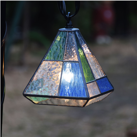 ガーデンライト 吊下げ式 4Ｋ-10 吊り金具付 ステンドグラス ガーデンランプ 庭園灯 外灯  ガーデニング 雑貨 1枚目の画像
