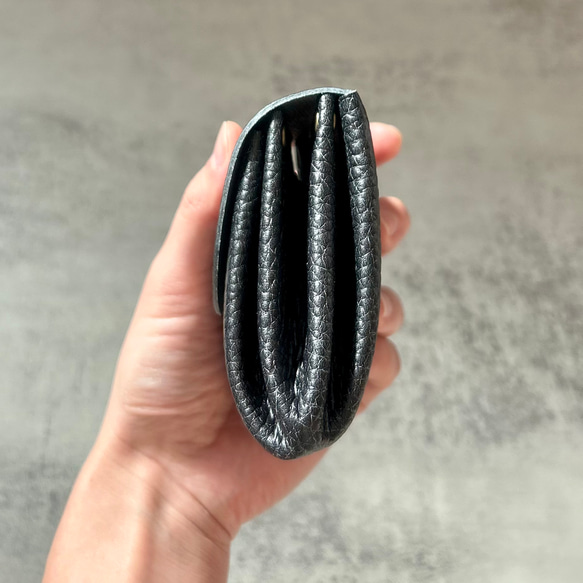 牛本革コンパクト二つ折り財布 ブラック 薄型スリムでガバッと開くじゃばら財布 お札折らずにスルッと入りカード仕切り付き 4枚目の画像