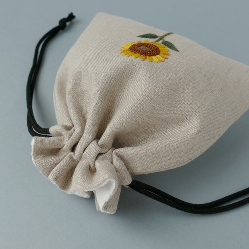 ひまわりん様　ハンドメイドオーダーポーチ 名入れ》ひまわり＊リネンの手刺繍巾着ポーチ＊ 巾着袋 ほころもり