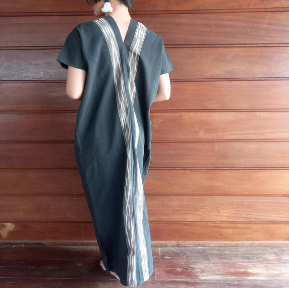 手工編織植物染棉連身裙/深灰色/泰國克倫族/卡蘇裡染色/公平貿易 第3張的照片