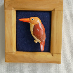 アカショウビンのブローチ　木で作った鳥のブローチ　木彫り・アクセサリー・鳥好きさんへ 1枚目の画像