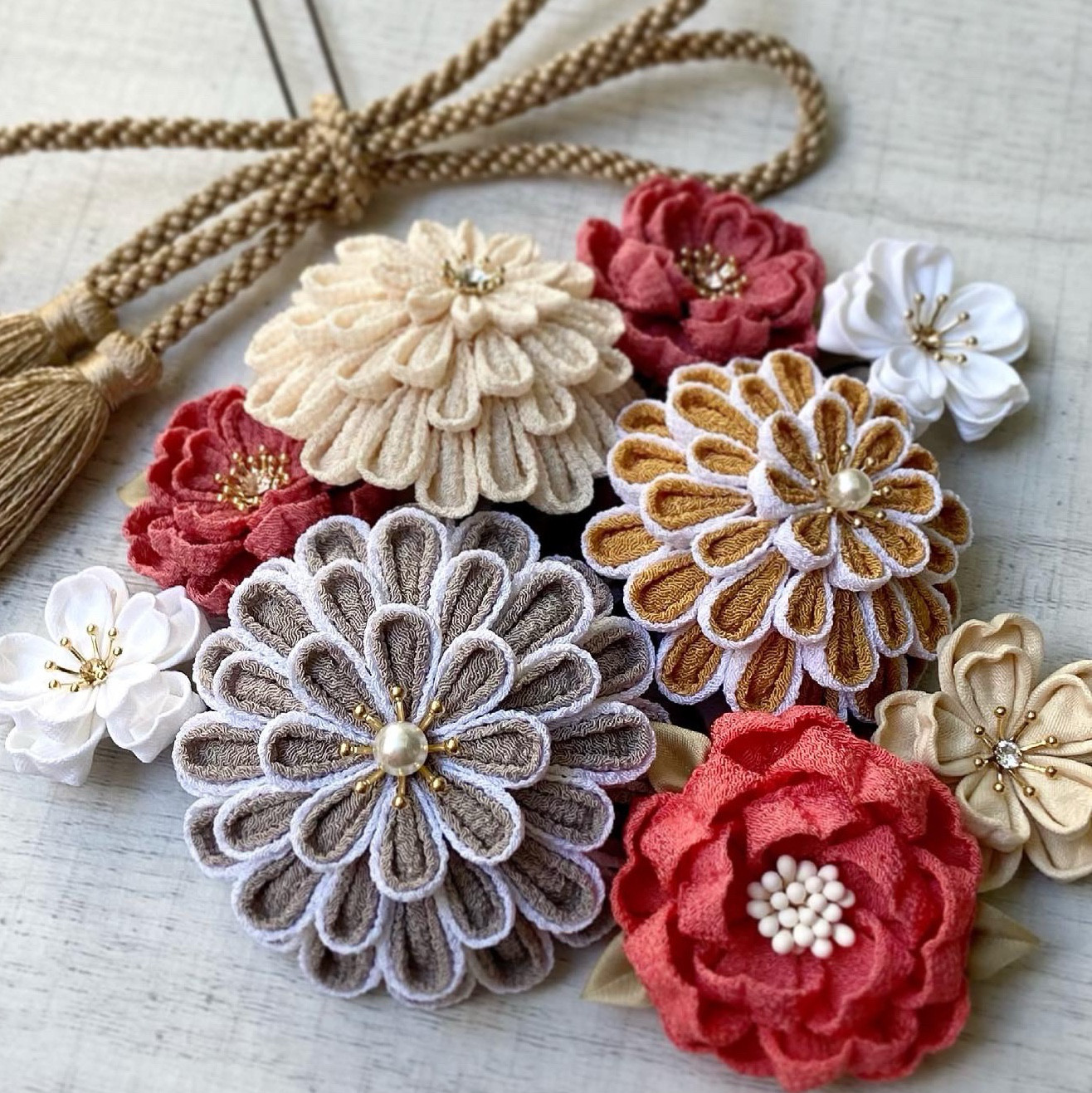 つまみ細工 和装髪飾りUピンセット　グレージュ ベージュ 朱赤  くすみ *成人式 卒業式 ウェディング 花嫁 七五三