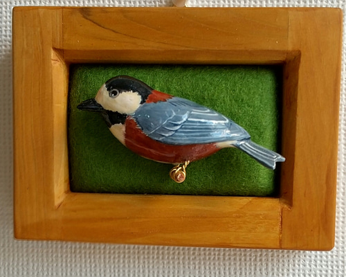 木彫りの鳥シジュウカラの着枝直前