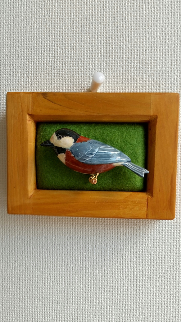 ヤマガラのブローチ　木で作った鳥のブローチ　木彫り・アクセサリー・鳥好きさんへ 1枚目の画像