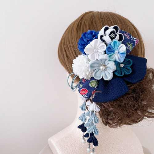 つまみ細工の髪飾り【紺リボンと青系のお花 さがり付き】成人式