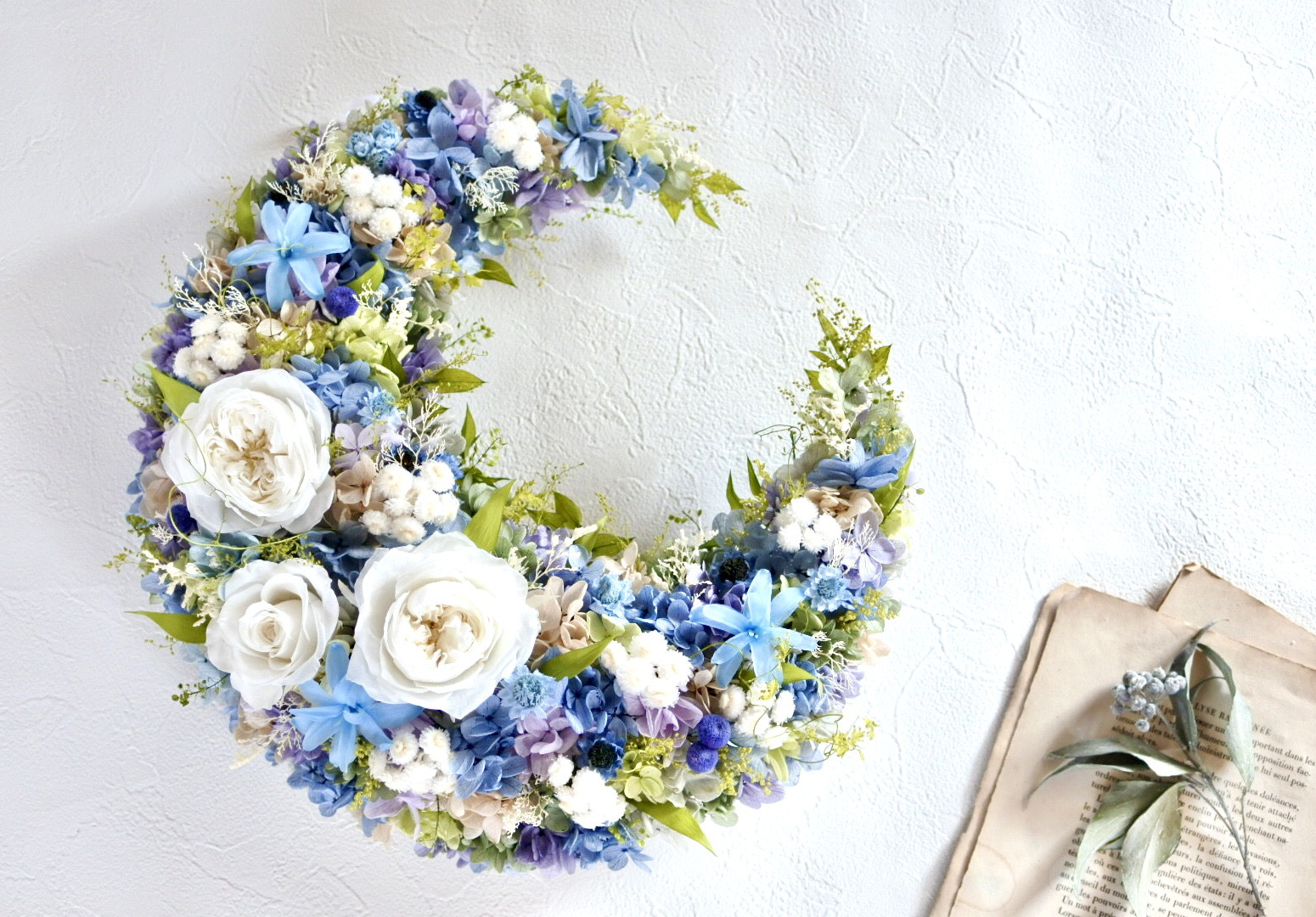 アンティークブルーの三日月リース30㎝　プリザーブドフラワー　バラ