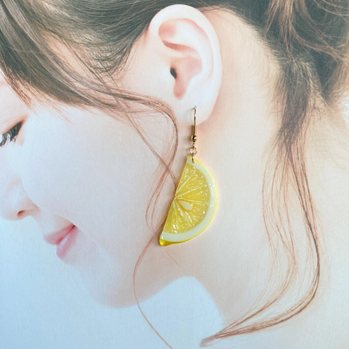 本物？カットレモンのピアス／イヤリング【粘土のフルーツ