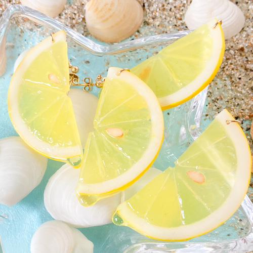 本物？カットレモンのピアス／イヤリング【粘土のフルーツ