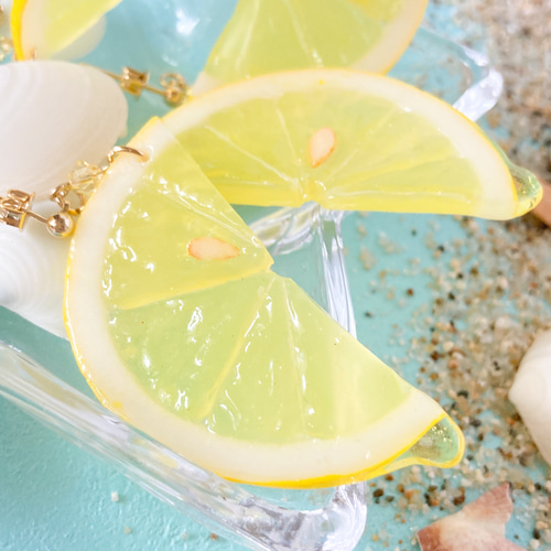 本物？カットレモンのピアス／イヤリング【粘土のフルーツ