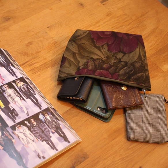 布の宝石Gandini社の生地を使った◎深い色合いの花柄ポーチ 6枚目の画像