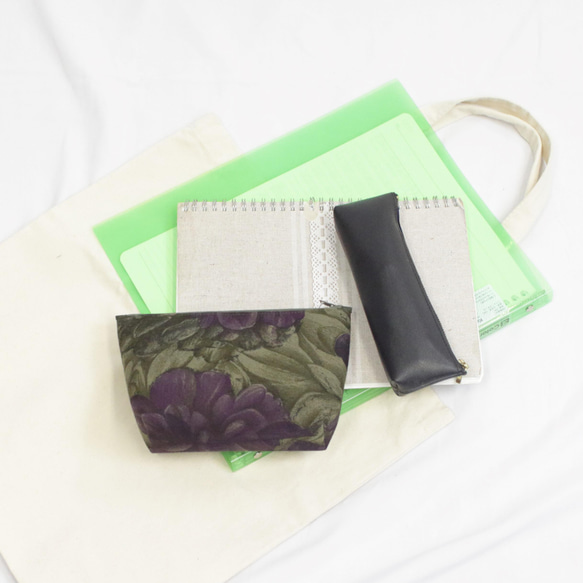 布の宝石Gandini社の生地を使った◎深い色合いの花柄ポーチ 4枚目の画像