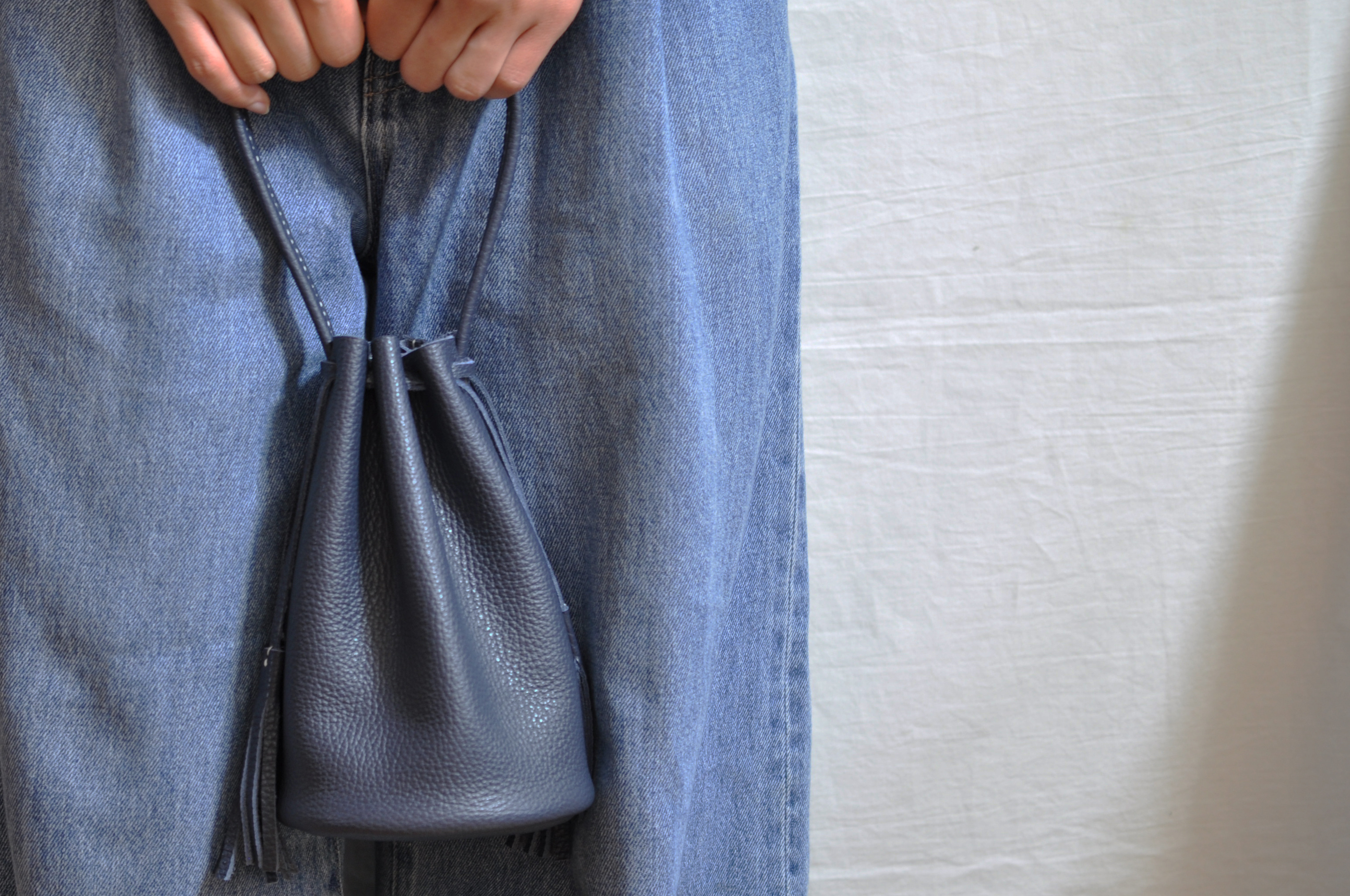 ＊ネイビー＊丸底＊ シュッとしたシルエットのちいさな巾着