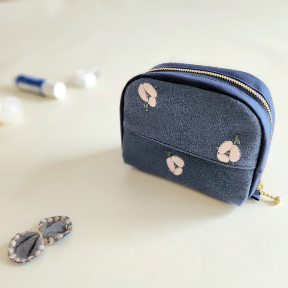 お花刺繍のコロンと可愛い小さめポーチ＊blue(ミナペルホネン/ohayo)　ギフトに 1枚目の画像