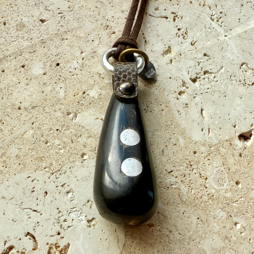 ネックレス　（牛角）　ハンドメイドアクセサリー 世界最古のお守り!牛の角で作ったネックレス！《creema限定で全三点