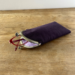 かさばらないメガネケース ペンケース リネン 紫 石付口金 3枚目の画像