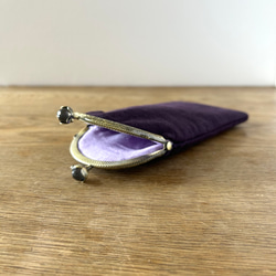 かさばらないメガネケース ペンケース リネン 紫 石付口金 2枚目の画像