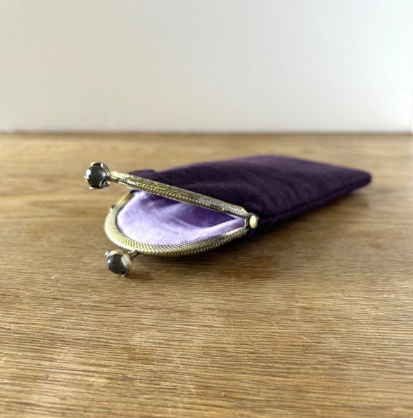 かさばらないメガネケース ペンケース リネン 紫 石付口金 2枚目の画像