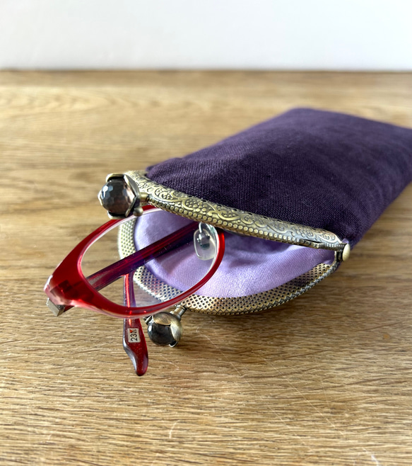 かさばらないメガネケース ペンケース リネン 紫 石付口金 4枚目の画像