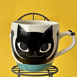 猫絵肉球マグ(両手を上げた黒猫・トルコブルー)『猫のマグカップ』 1枚目の画像