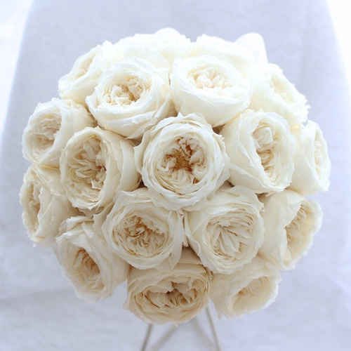 丸い白バラのウェディングブーケ プリザーブドフラワー 前撮り フォト