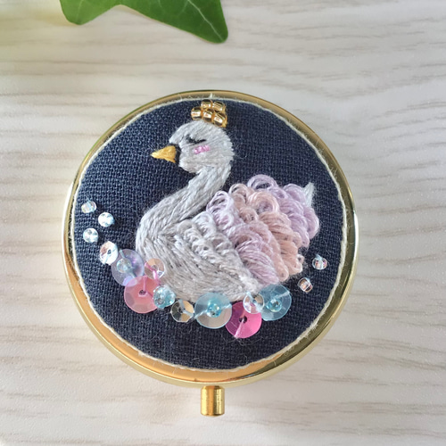 ピルケース 白鳥 刺繍 手刺繍 ししゅう ビーズ ハンドメイド