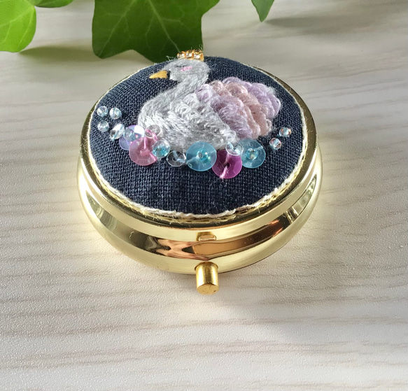 ピルケース　白鳥　刺繍　手刺繍　ししゅう　ビーズ　ハンドメイド　スパンコール 5枚目の画像