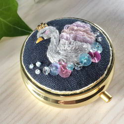 ピルケース　白鳥　刺繍　手刺繍　ししゅう　ビーズ　ハンドメイド　スパンコール 2枚目の画像