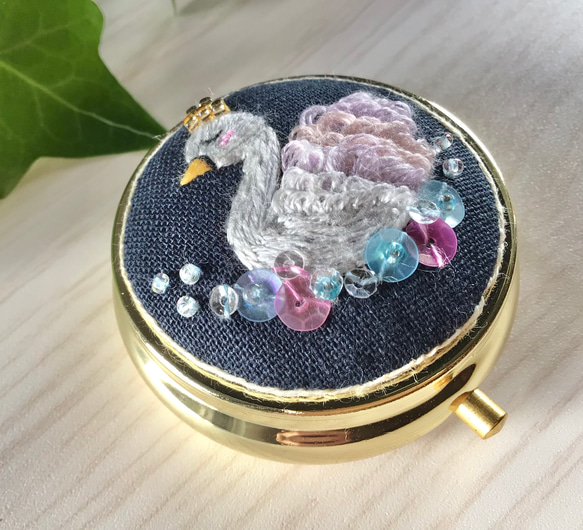 ピルケース　白鳥　刺繍　手刺繍　ししゅう　ビーズ　ハンドメイド　スパンコール 2枚目の画像