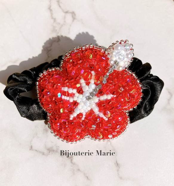 ビーズ刺繍 ✳︎赤いハイビスカスのシュシュ✳︎ /花/夏/海/ハワイアン