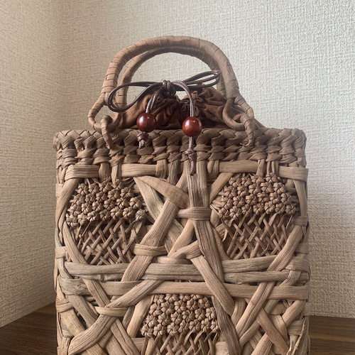 新品、未使用　山葡萄籠バッグ　乱れ編み　希少　内布付き 国産山葡萄 籠バッグ 内布付き 乱れ編み 巾着タイプ内布 台形 一