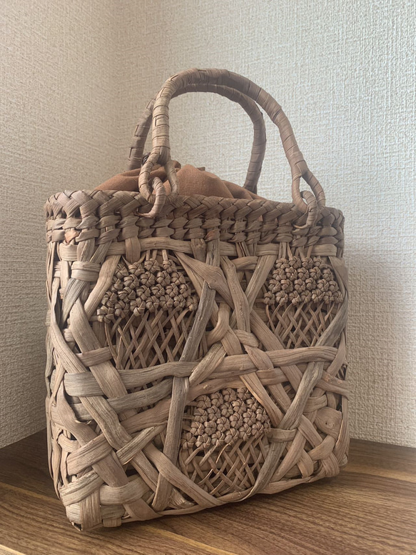 国産山葡萄　 籠バッグ　内布付き 　乱れ編み、花編み　巾着タイプ内布 
