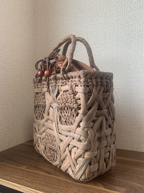 国産山葡萄　 籠バッグ　内布付き 　乱れ編み、花編み　巾着タイプ内布 