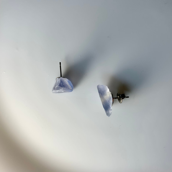 SALEブルーフローライトのチタンピアス 3枚目の画像