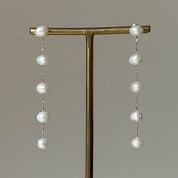 【繊細×上品】小さなバロック淡水パール ロングピアス/イヤリング 揺れる サージカルステンレス 結婚式 |5連|ゴールド 6枚目の画像