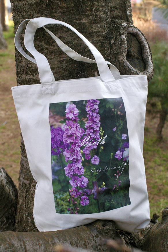 庭を愛する人へのトート「深紫のデルフィニウム 」詰めこむほどにシルエットが綺麗です。 1枚目の画像