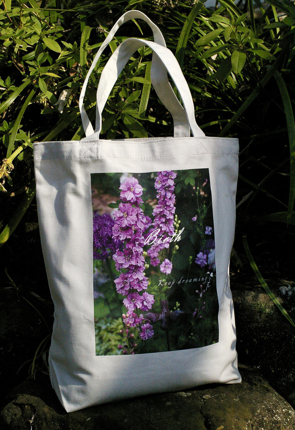 庭を愛する人へのトート「深紫のデルフィニウム 」詰めこむほどにシルエットが綺麗です。 2枚目の画像