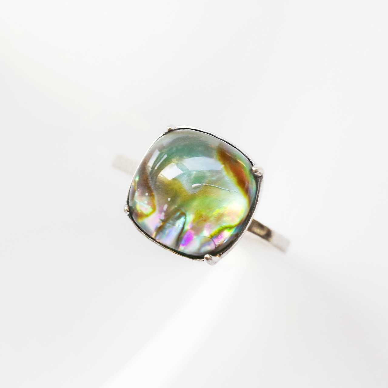 クォーツ×グリーンオニキス×黒蝶シェルの トリプレットストーン リング