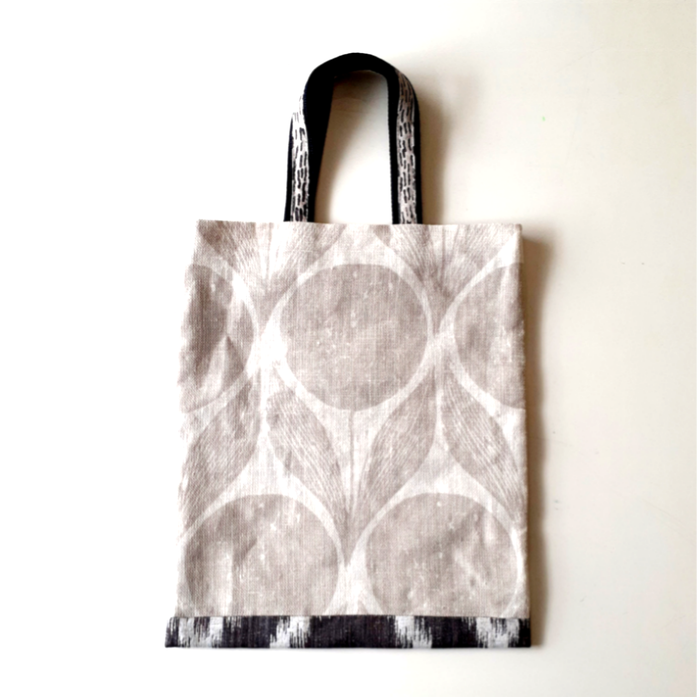 イギリス製リネン“まん丸な花”プリントのトートバッグ