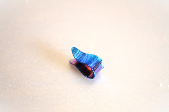 Titanium ear cuff・チタンイヤーカフ・しずく型・=夜の青・A= 2枚目の画像