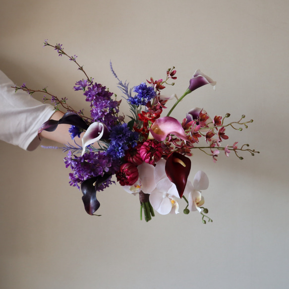 動きのある人気のモーヴカラー花材を細かく束ねたアーティフィシャルフラワーブーケ ウェディングブーケ 1枚目の画像