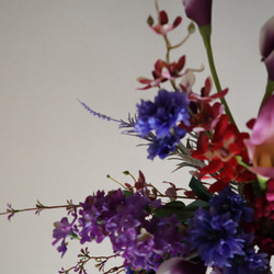 動きのある人気のモーヴカラー花材を細かく束ねたアーティフィシャルフラワーブーケ ウェディングブーケ 3枚目の画像