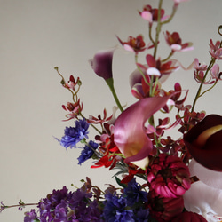 動きのある人気のモーヴカラー花材を細かく束ねたアーティフィシャルフラワーブーケ ウェディングブーケ 8枚目の画像