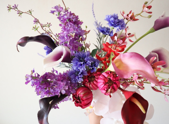 動きのある人気のモーヴカラー花材を細かく束ねたアーティフィシャルフラワーブーケ ウェディングブーケ 7枚目の画像