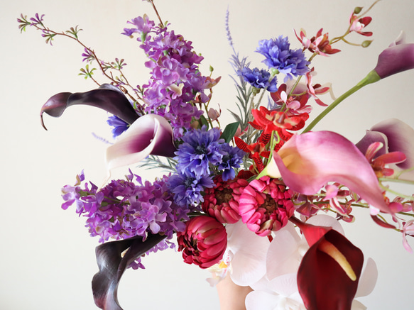 動きのある人気のモーヴカラー花材を細かく束ねたアーティフィシャルフラワーブーケ ウェディングブーケ 2枚目の画像