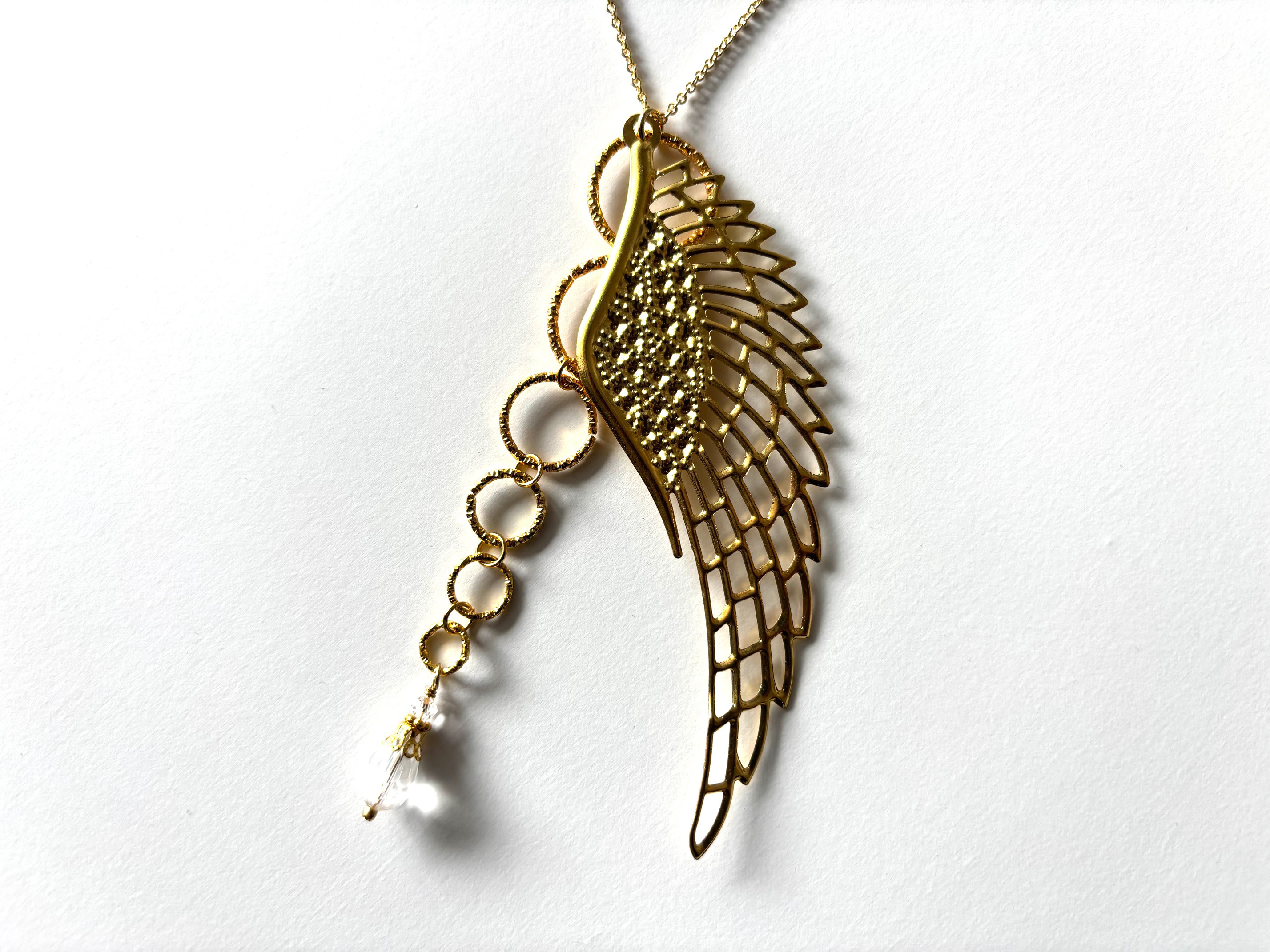 ネックレス　片翼の天使の羽根　ゴールド特大　涼しげ　大きめ　大振り　大ぶり　エンジェルリング　鳥　インコ　揺れる