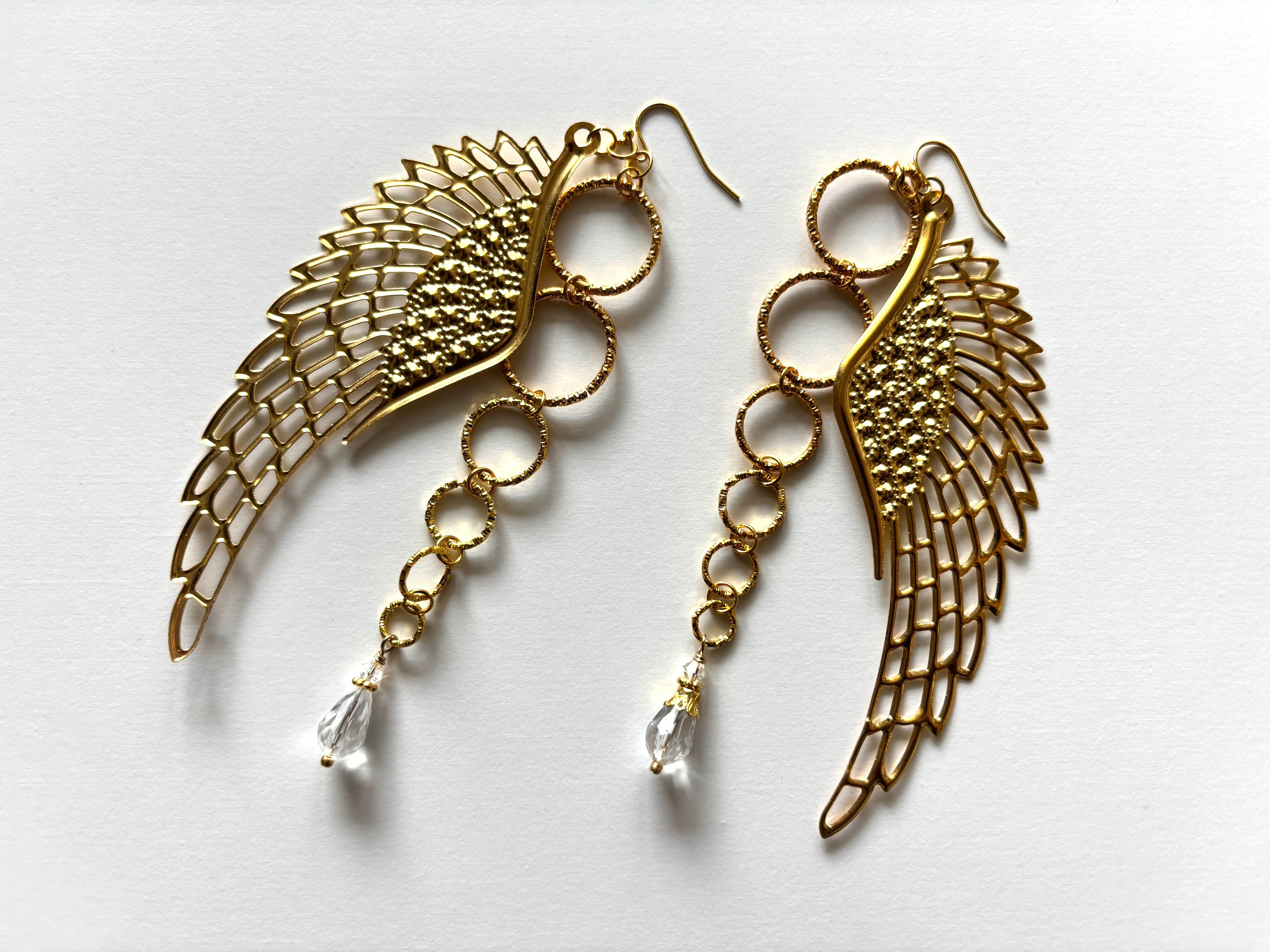 ピアス　天使の羽根とリング　ゴールド特大　涼しげ　大きめ　大振り　大ぶり　エンジェルリング　鳥　インコ　揺れる