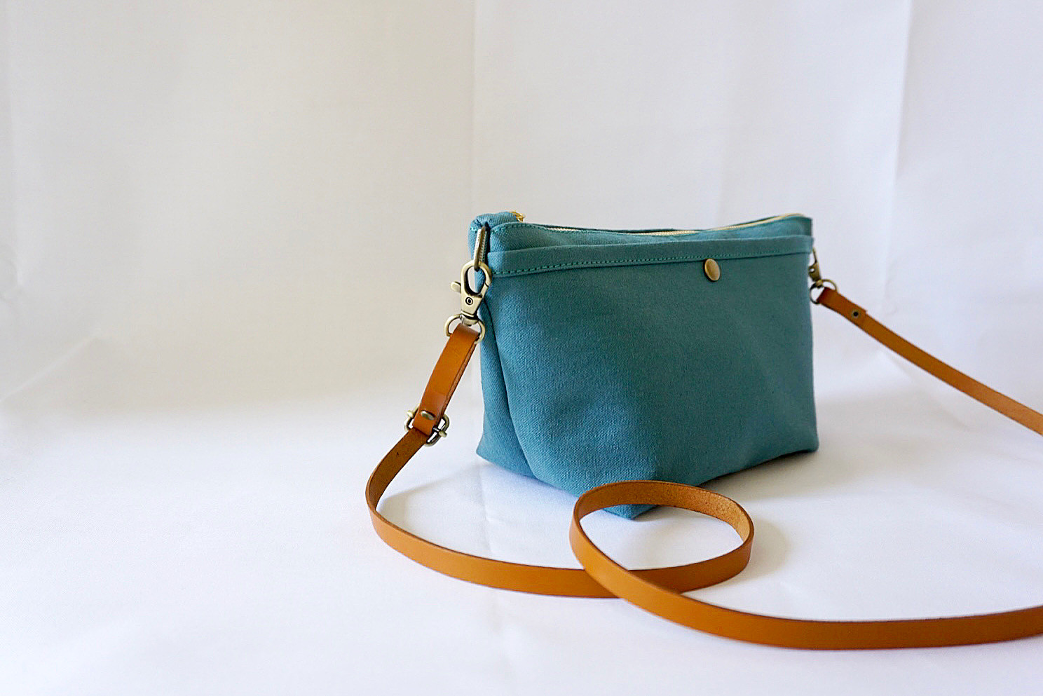 ▲さんかくマチの広いサコッシュ「M」ターコイズグリーン