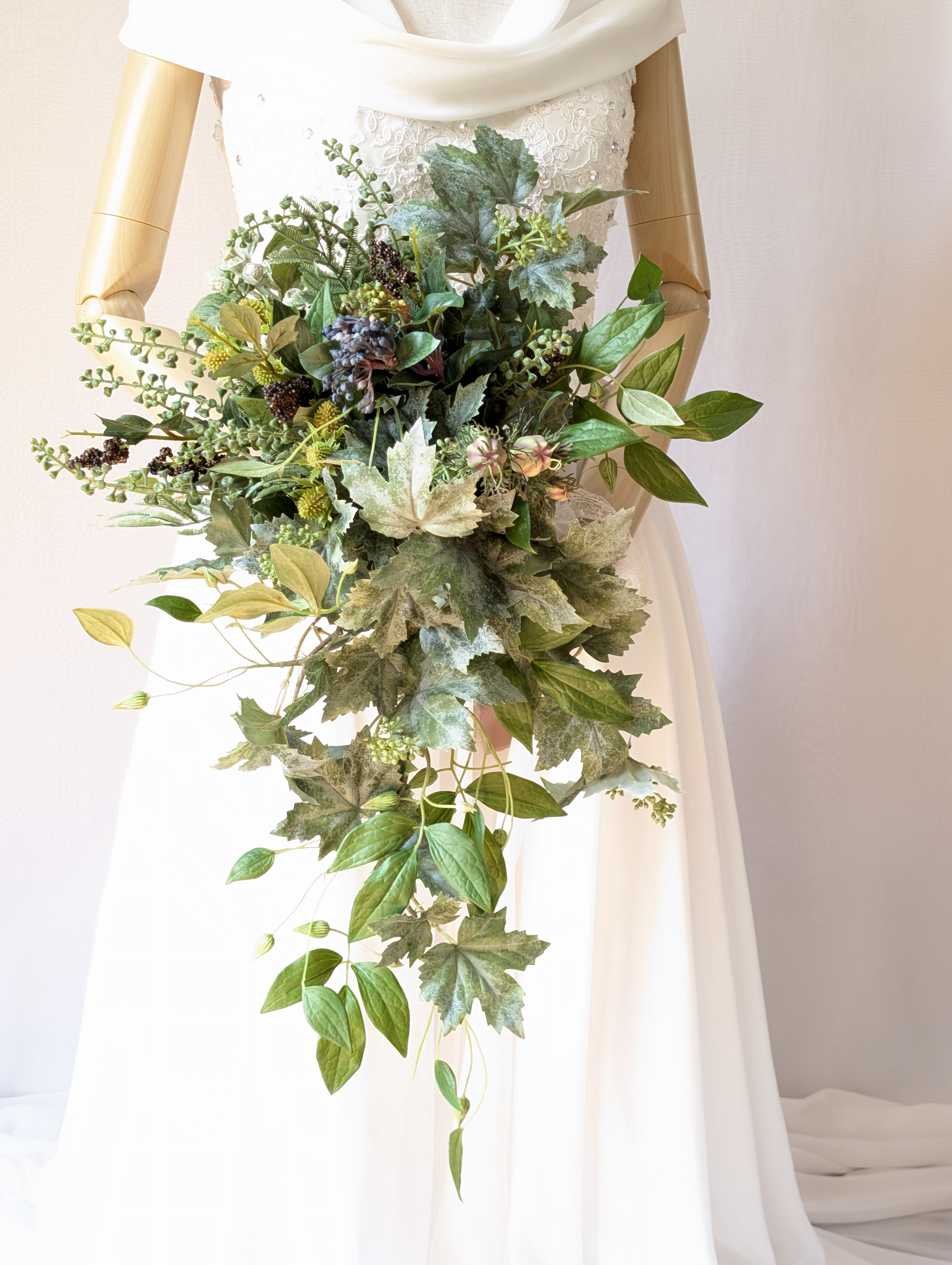 ウエディングキャスケードブーケ(葉&実)ブートニア込み 世界でひとつ貴女だけにお勧めします。