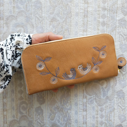 刺繍革財布『幸せな鳥』ヤギ革☆Slimラウンドファスナー型☆ナチュラル