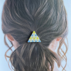 幾何学三角ヘアゴム・ポニーフック（黄×青×白） 2枚目の画像